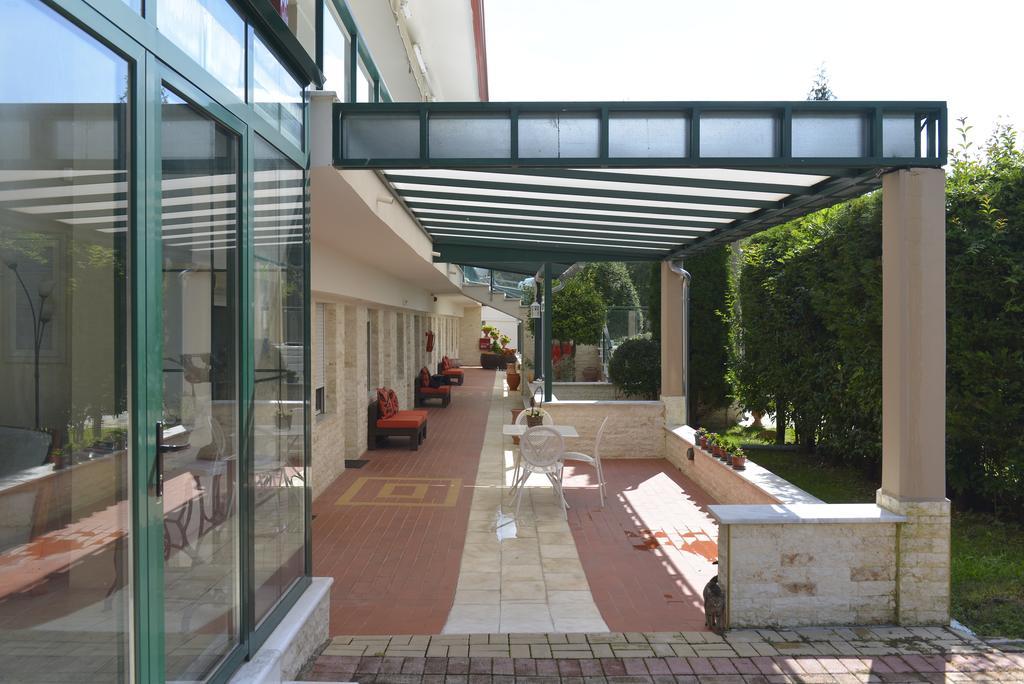 Hotel Galaxy Krepeni エクステリア 写真